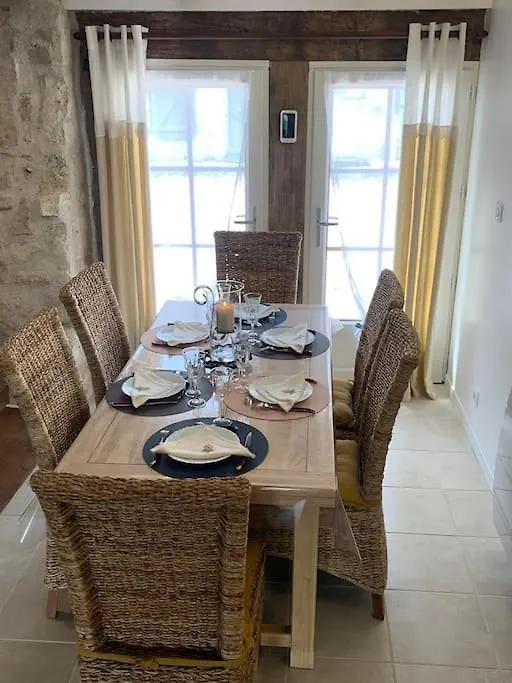 Holiday home Gite Oranis, Maison De Charme Au Coeur Du Quercy Blanc! Montjoi France